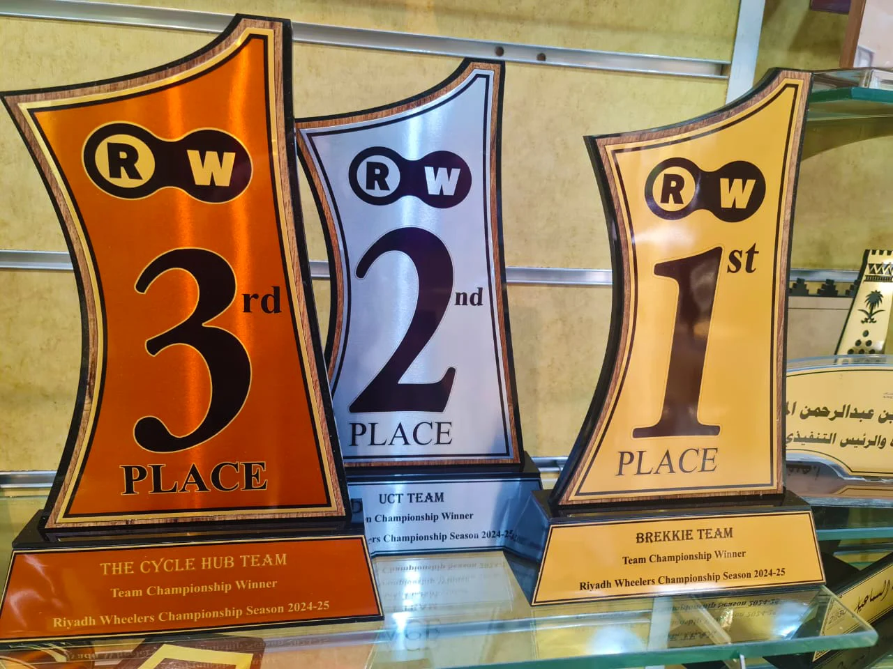 درع تذكاري ذهبي