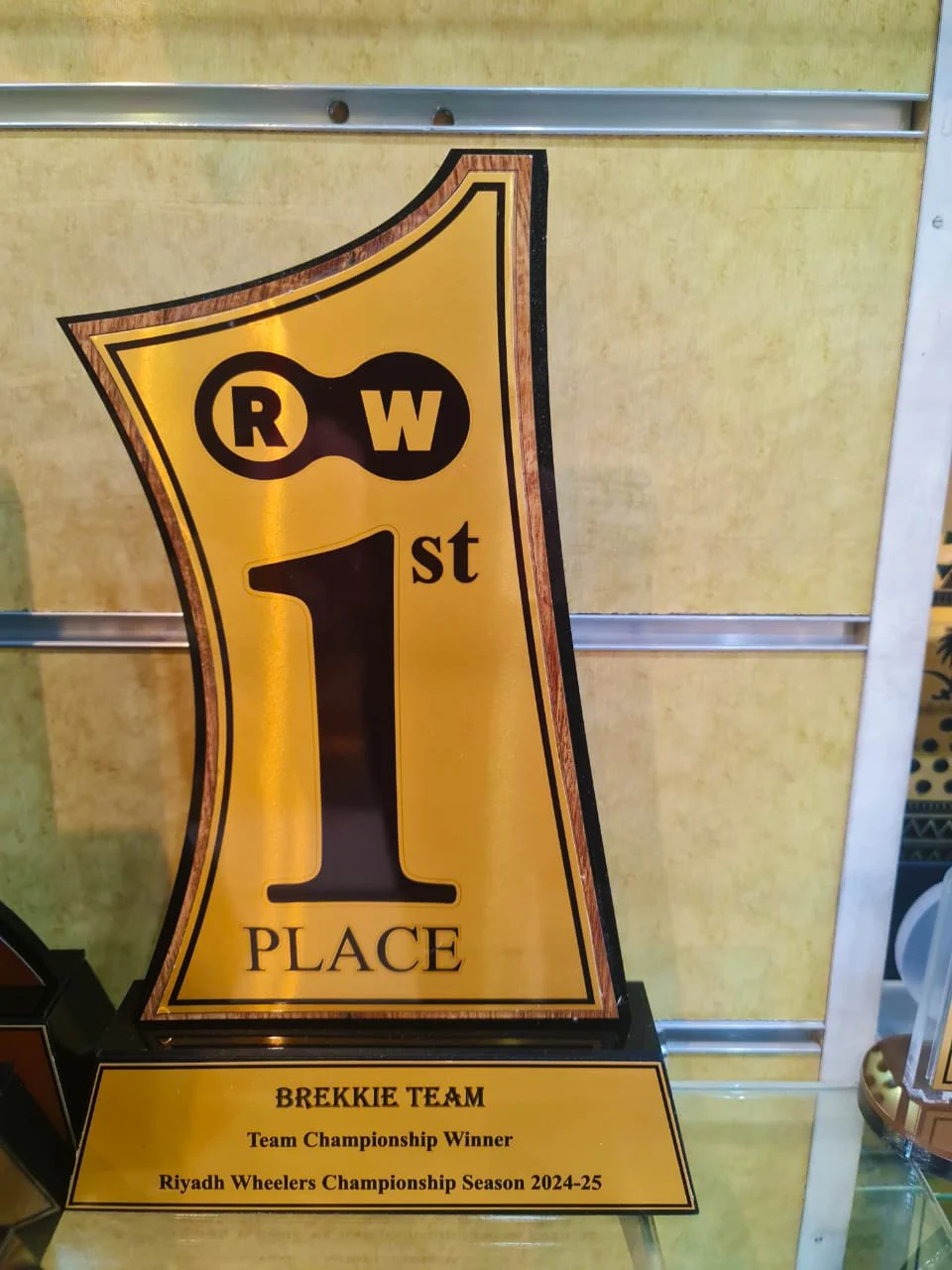 درع تذكاري ذهبي